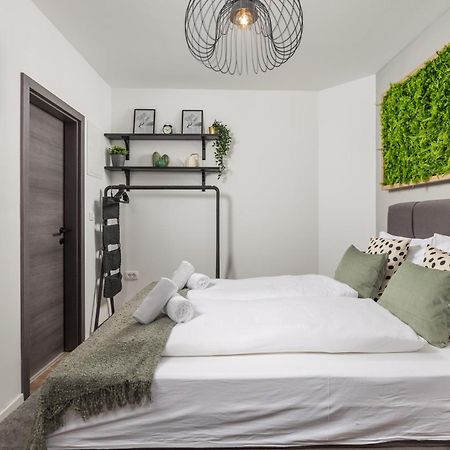 Apartments & Rooms One World Риека Экстерьер фото