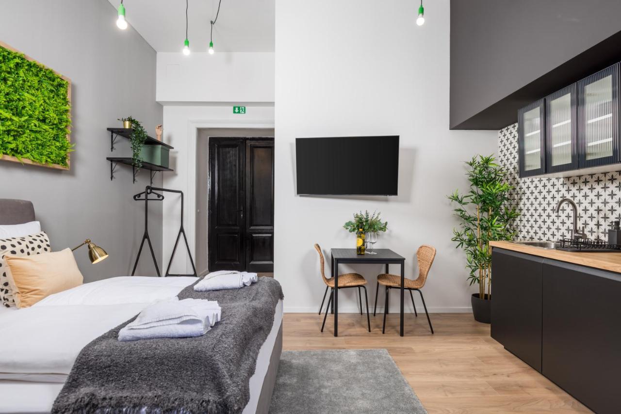 Apartments & Rooms One World Риека Экстерьер фото