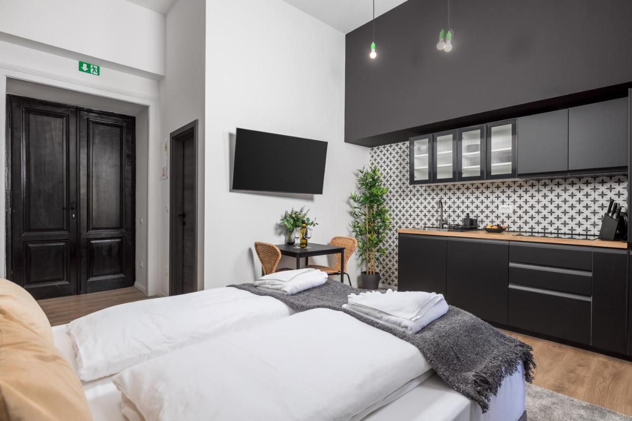 Apartments & Rooms One World Риека Экстерьер фото