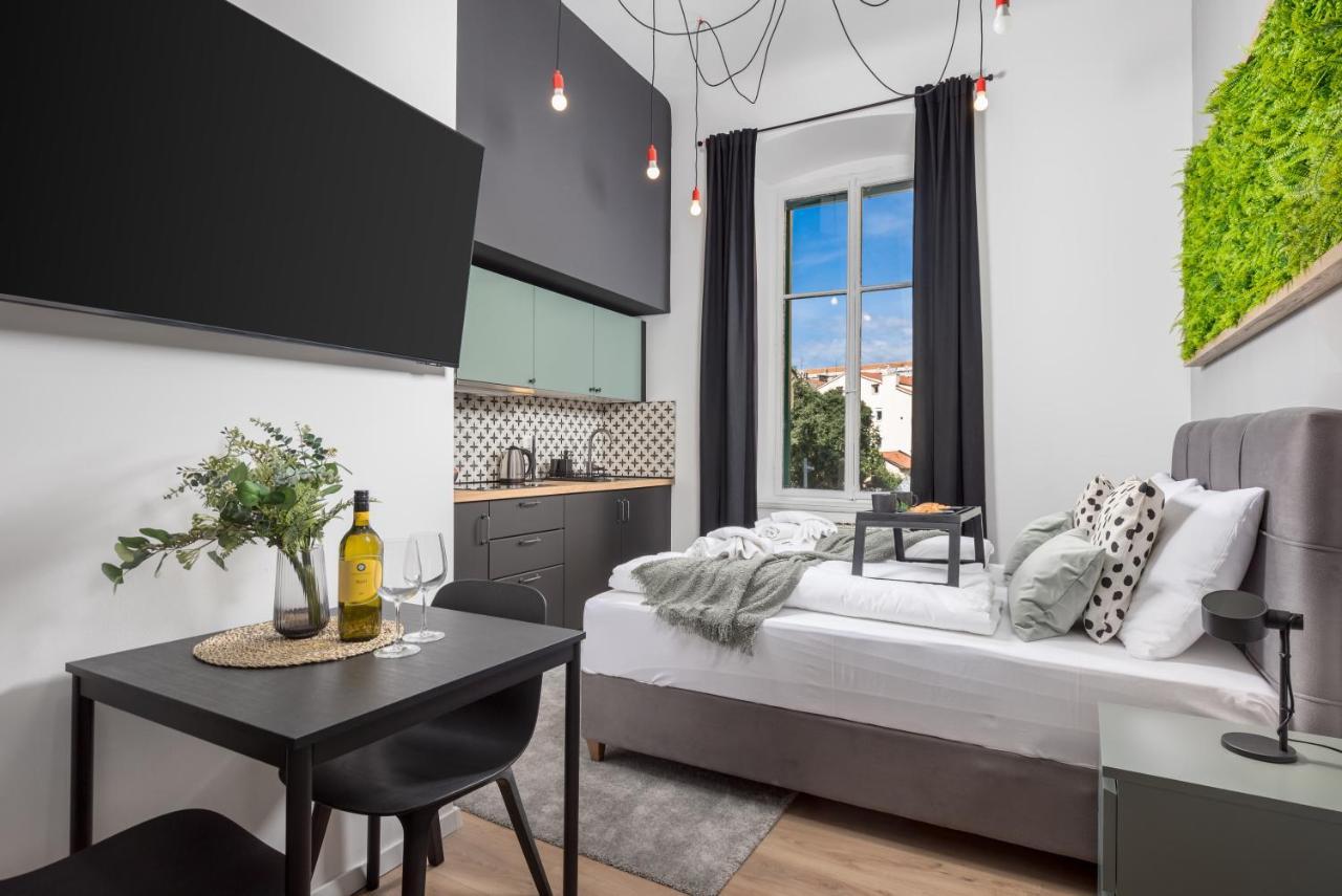Apartments & Rooms One World Риека Экстерьер фото