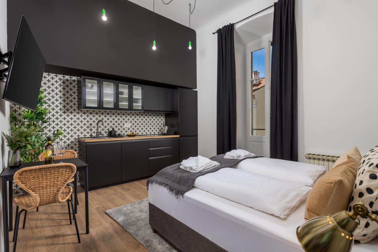 Apartments & Rooms One World Риека Экстерьер фото